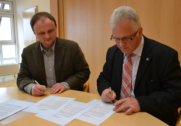 Sebastian Cichon Und Winfried Rauch Bei Der Unterzeichnung Des Kooperationsvertrages.